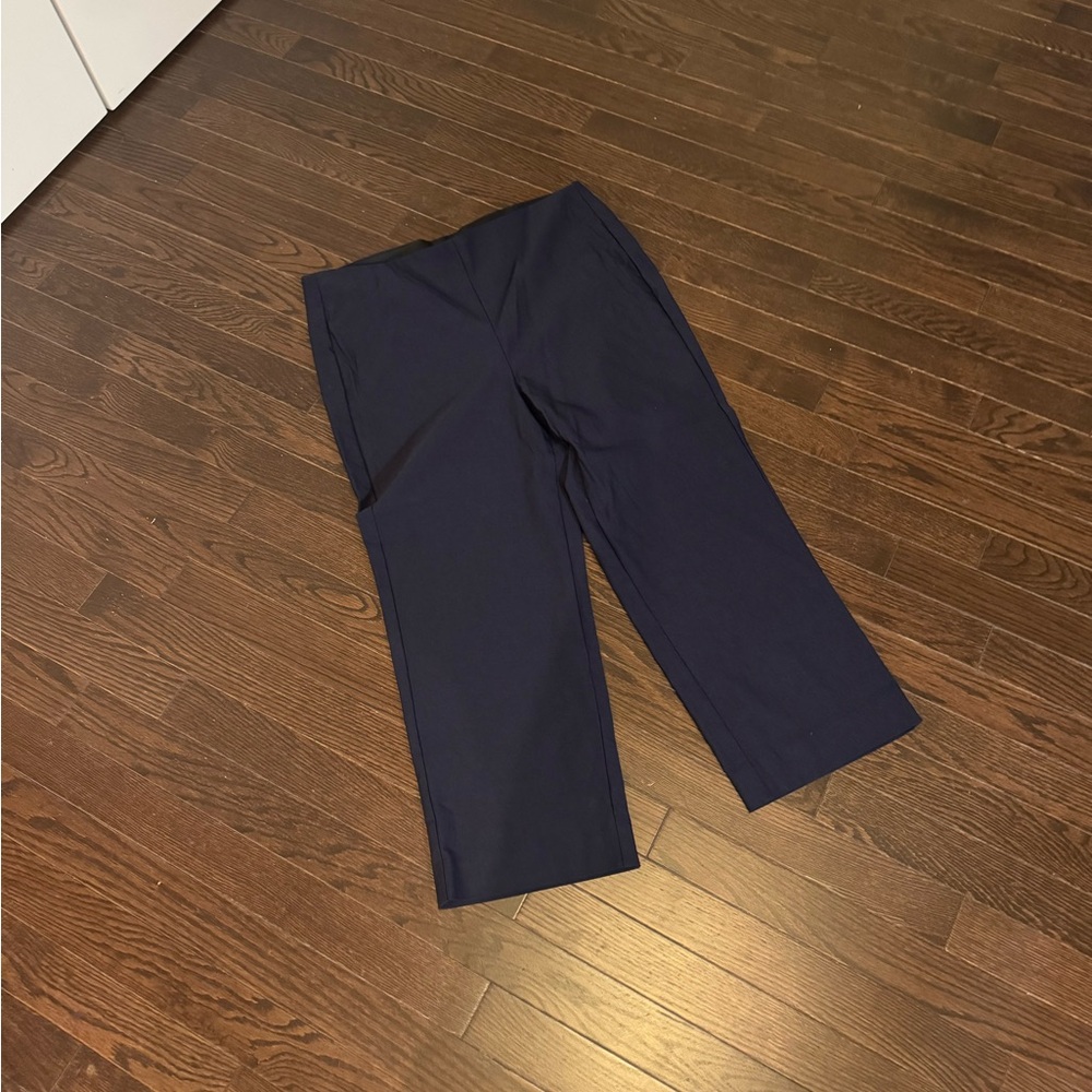 Chico nylon Capris. Navy blue.